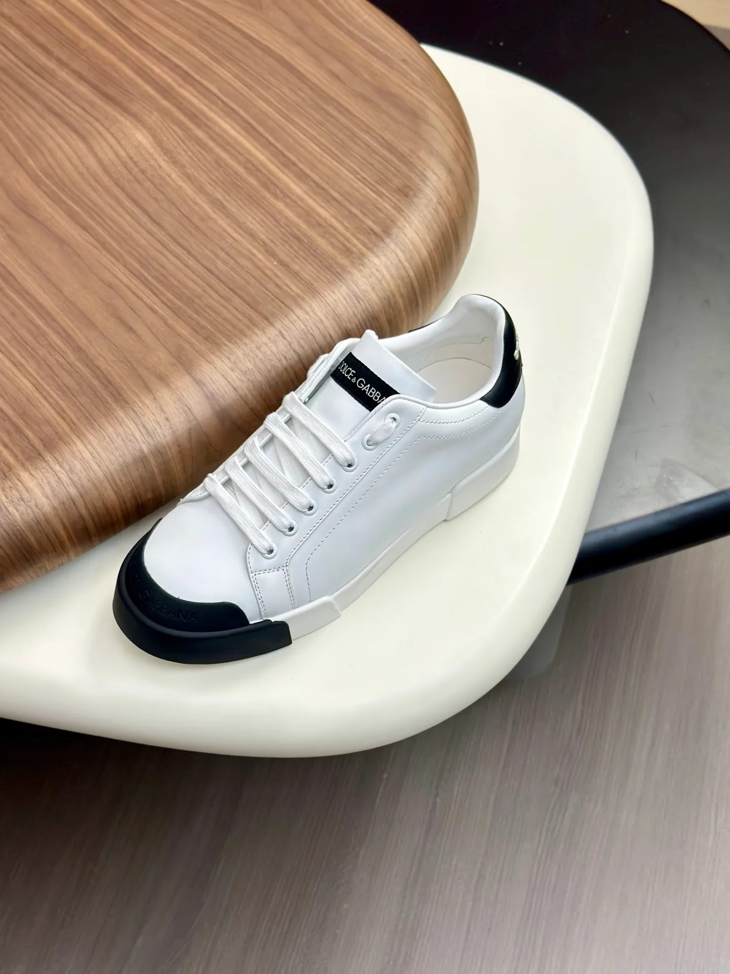 New product 💰800 DG Dolce & Gabbana men's shoes 💰ortofino calfskin sneakers ♞size; 39~44 (customized 38.45.46) Iconic men's shoes 💰ortofino series of sneakers, classic and timeless style, now presented with fashionable details. The calfskin engraved DG logo is a subtle finishing touch. Men's shoes💰ortofino calfskin sneakers: